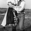 Tance s vyhadzovaním v myjavsko-trenčianskej oblasti - F10_Ivan Drobny a Elena Cerna Moravske Lieskove, okolo 1961, CTKvMY