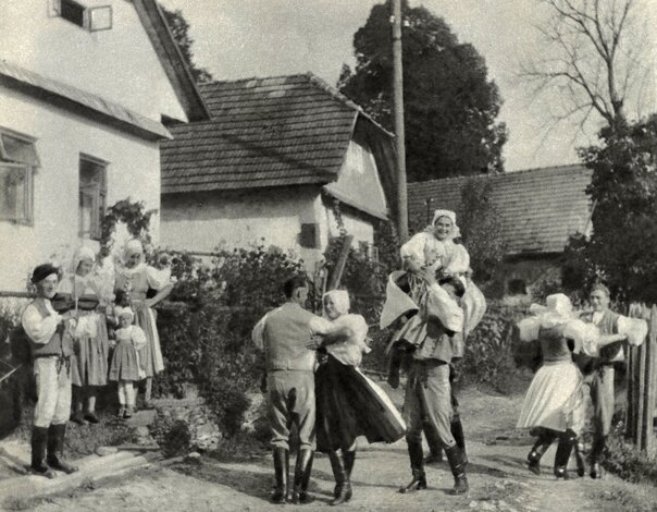 Tance s vyhadzovaním v myjavsko-trenčianskej oblasti - F01_Tanec vihadzovani_SAV_Poloczek_Tura Luka, 1956