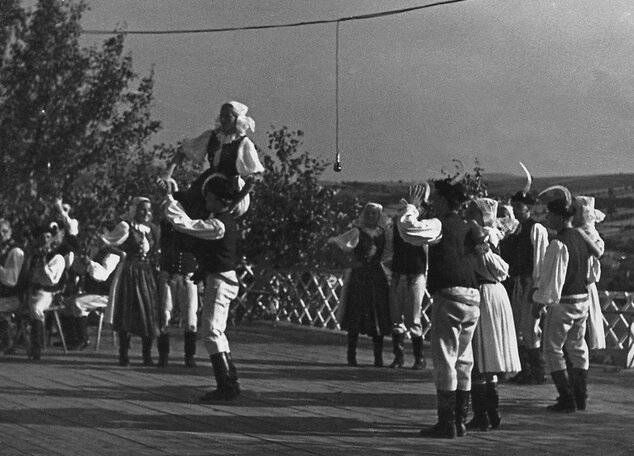 Tance s vyhadzovaním v myjavsko-trenčianskej oblasti - F03_FS Kopaniciar,Hornacke slavnosti, Velka n. Velickou,1957, CTKvMY