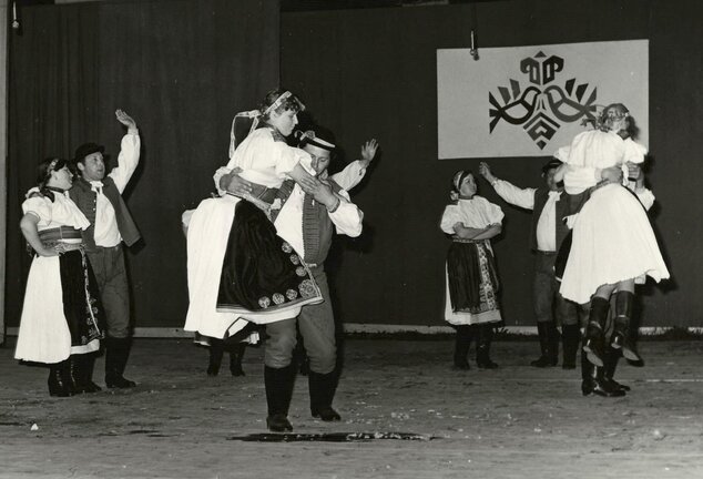 Tance s vyhadzovaním v myjavsko-trenčianskej oblasti - F17_FSk z Bosace, 1991, Folkl.slav. Mnichova Lehota, TNOS