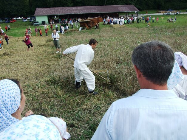 Začiatok súťaže v kosení obilia