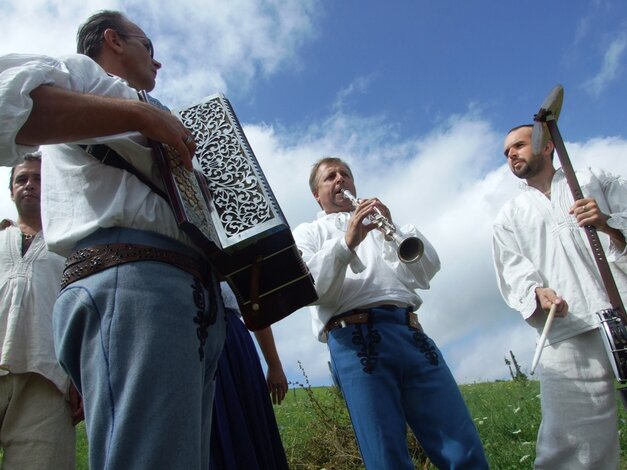 Muzikanti hrali koscom priamo na poli