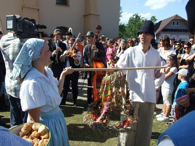 Predávanie dožinkového venca -  FS Krajnanec z Krajného