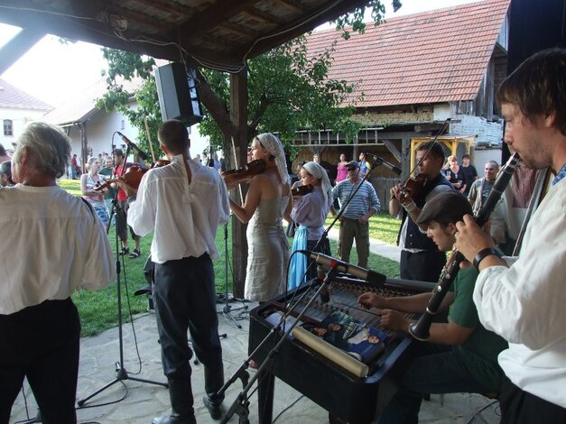 Dožinková zábava - hrajú muzikanti z Krajného a Košarísk