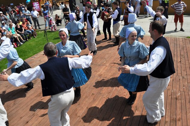 Folklórny súbor Brezová z Brezovej pod Bradlom pri tanci