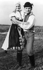 Tance s vyhadzovaním v myjavsko-trenčianskej oblasti - F10_Ivan Drobny a Elena Cerna Moravske Lieskove, okolo 1961, CTKvMY